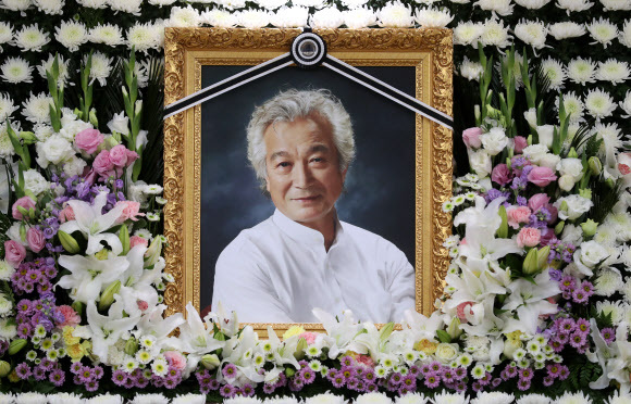 4일 지병으로 별세한 ''국민배우'' 신성일 씨의 빈소가 서울 송파구 풍납동 서울아산병원 장례식장에 마련됐다. 장례는 영화인장으로 치러지며 발인은 6일, 장지는 경북 영천의 선영이다. 사진공동취재단