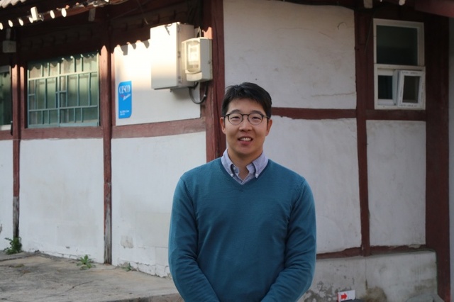 ▲ 지평막걸리를 만드는 지평주조의 4대 사장 김기환, 뒤에 보이는 건물이 문화유산으로 지정된 지평막걸리의 옛 양조장 건물이다.