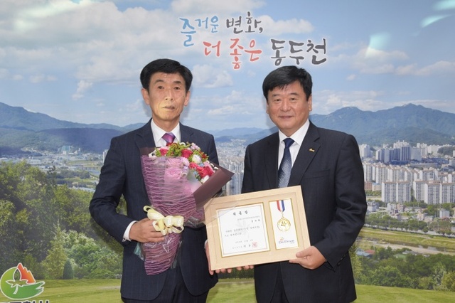 ▲ 1-1. 동두천시, 11월「1일 명예시장」에 동두천시 중앙동 지역사회보장협의체 위원장 경규환 씨 위촉
