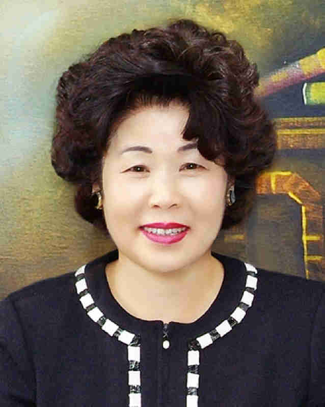 ▲ 울산 울주 온양읍 출생.  수필 등단.  시 등단. 문집 , 시집 ,