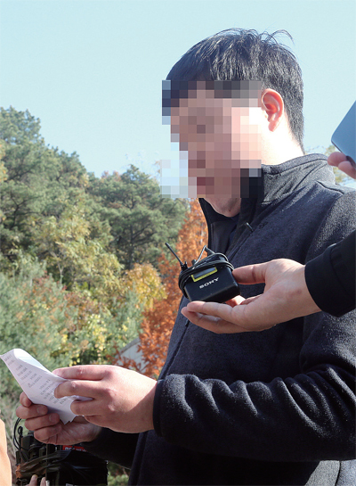 ▲ 양진호 한국미래기술 회장으로부터 폭행당한 피해자인 웹하드 업체 ‘위디스크’ 前 직원 강모씨가 3일 피해자 신분 조사를 받기 위해 경기남부지방경찰청에 출석해 심경을 밝히고 있다. 연합뉴스