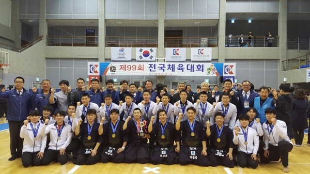 ▲ 제99회 전국체육대회에서 사상 처음으로 3개 종별이 모두 결승에 진출, 금메달 1개, 은메달 2개를 획득하며 3년 만에 종합우승을 차지한 경기도 검도선수단이 시상식 후 기념촬영을 하고 있다.경기도검도회 제공
