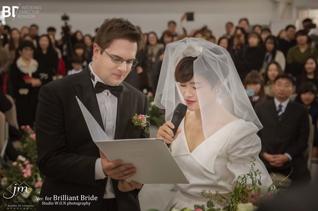▲ 코미디언 김혜선과 독일인 남편 스테판 지겔의 축제 같은 결혼식 현장이 공개됐다. 스튜디오원, 로자스포사, 드장플라워, 해피메리드컴퍼니