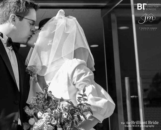 ▲ 코미디언 김혜선과 독일인 남편 스테판 지겔의 축제 같은 결혼식 현장이 공개됐다. 스튜디오원, 로자스포사, 드장플라워, 해피메리드컴퍼니