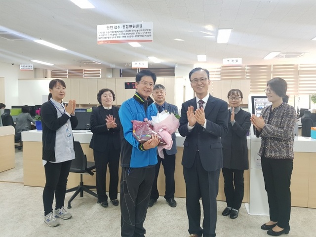 ▲ 5일 개청한 화성시 동탄출장소 관계자들이 첫 방문 민원인에게 꽃다발을 전달하고 있다.화성시 제공