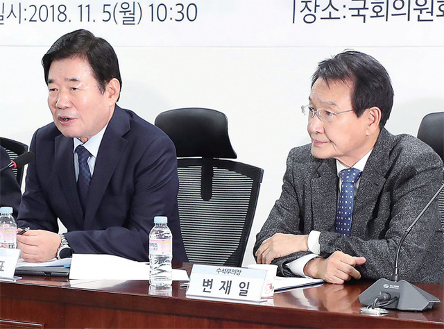 ▲ (왼쪽부터)더불어민주당 이해찬 대표와 김진표 의원(수원무), 변재일 의원이 5일 오전 국회에서 진행된 '제1차 국가경제자문회의'에 참석해 발언하고 있는 모습. 사진=김진표 의원실 제공