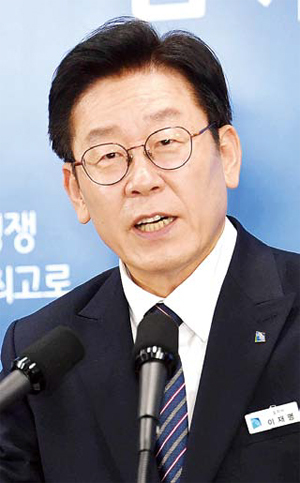 이재명 경기도지사가 5일 경기도청 브리핑룸에서 열린 기자회견에서 2019년 본예산 편성안에 대해 설명을 하고 있다. 전형민기자