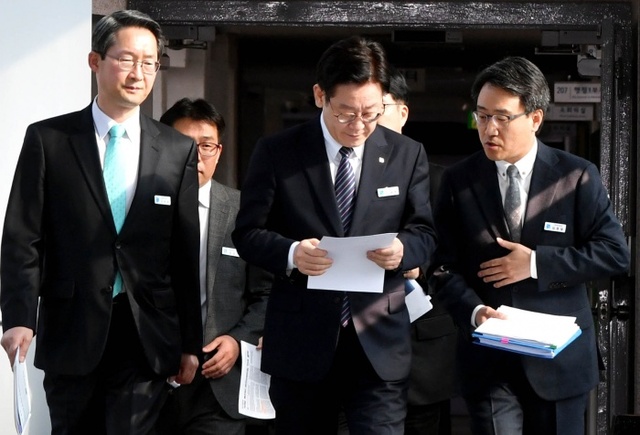 ▲ 이재명 경기도지사가 5일 경기도청에서 2019년 본예산 편성안 관련 기자회견을 하기 위해 자료를 살펴보며 브리핑룸으로 향하고 있다.전형민기자