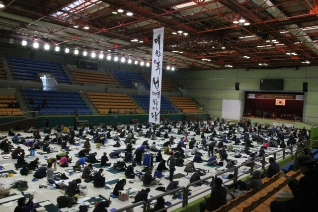 ▲ 광명시민체육관 실내경기장에서 제16회 대한민국서예한마당이 진행되고 있다. 광명시 제공