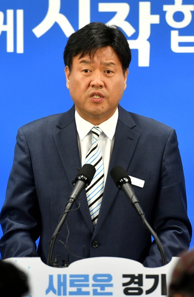 ▲ 6일 경기도청 브리핑룸에서 열린 기자회견에서 김용 경기도 대변인이 ‘경기도와 공공기관 특혜 채용 실태 특별감사 계획’을 발표하고 있다. 전형민기자