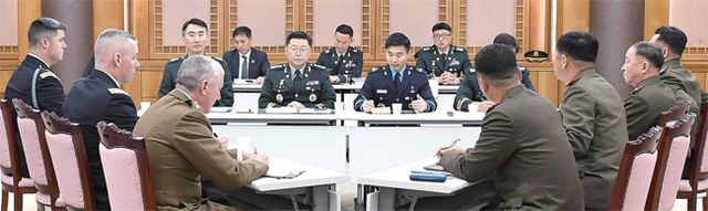 ▲ 6일 판문점에서 열린 공동경비구역(JSA) 비무장화를 위한 남•북한•유엔사 간 3자협의체 3차 회의에서 남측 조용근 국방부 북한정책과장, 북측 엄창남 대좌, 유엔사 측 군사정전위원회 비서장 해밀턴 대령 등이 회의를 하고 있다. 국방부 제공
