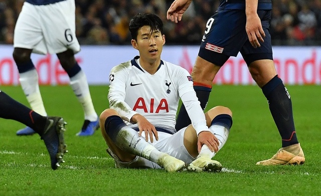 ▲ 손흥민이 7일(한국시간) 영국 런던 웸블리 스타디움에서 열린 2018-2019 유럽축구연맹(UEFA) 챔피언스리그 조별리그 B조 4차전 PSV 에인트호번과의 경기 도중 득점에 실패한 후 그라운드에 주저앉아 있다.연합뉴스