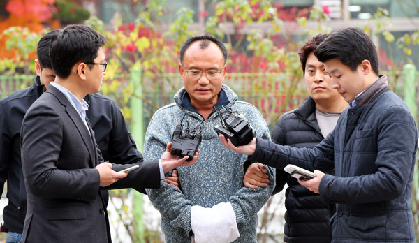 ▲ 양진호 한국미래기술 회장이 7일 체포돼 경기남부지방경찰청 광역수사대로 호송되고 있다. 현재 양 회장에게 적용된 혐의는 정보통신망 이용촉진 및 정보보호 등에 관한 법률 위반, 성폭력범죄의 처벌 등에 관한 특례법 위반, 폭행(상해), 강요, 동물보호법 위반 등이다. 조태형기자