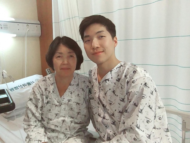 방공관제사 예하 7328부대 김기남 중위가 서울아산병원에서 간경화로 투병 중인 어머니에게 자신의 간을 기증하는 수술을 성공적으로 마쳤다. 사진은 김 중위와 어머니가 수술 전 병실에서 함께 있는 모습.