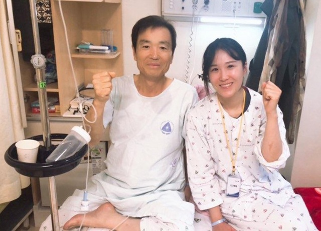 이다정 중사는 대구가톨릭병원에서 간경화로 투병 중인 아버지에게 자신의 간을 기증하는 수술을 성공적으로 마쳤다. 사진은 이 중사와 아버지가 수술 전 병실에서 함께 있는 모습. 