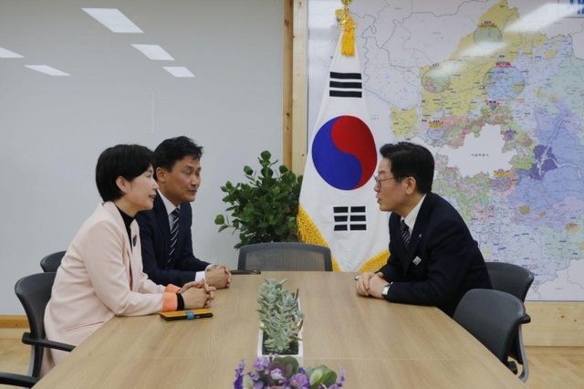 ▲ 더불어민주당 백혜련, 김영진 의원이 이재명 경기도지사와 면담을 하고 있다.(백혜련 의원실 제공)