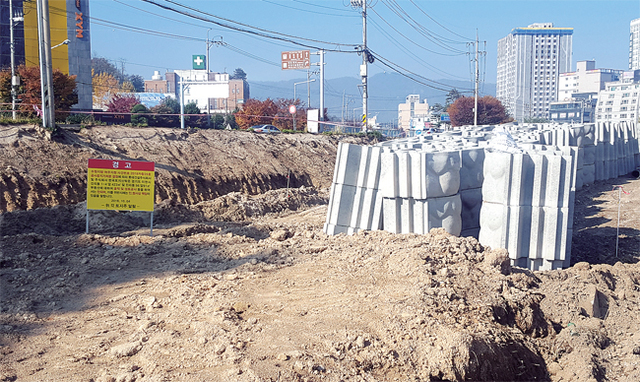 ▲ 20181101_101714=롯데건설이 이천시 안흥동 274-1번지 일대에 주상복합아파트를 건설하면서 인근 진리동 타인소유의 농지를 굴착되어 있는 상태이며 토지주가 자신의 소유의 토지를 굴착하지 말라는 경고의 펜말을 설치해 놓고 있다.