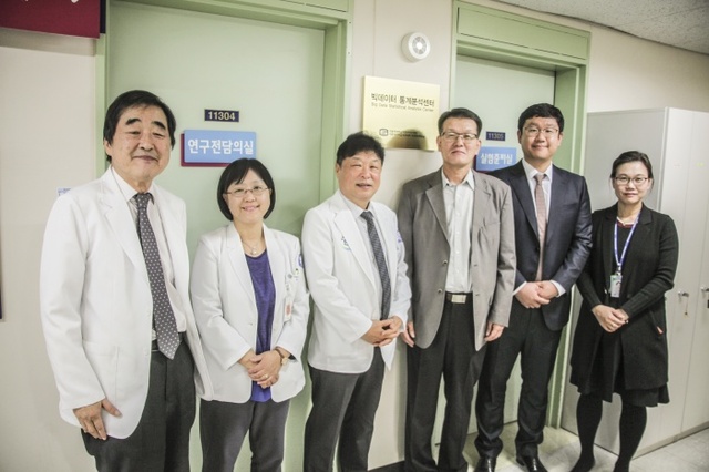 ▲ 기념사진(좌측부터 김진우 교수, 이혜경 연구 부원장, 박태철 병원장, 한경도 연구 교수 외 관계자)