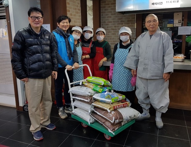 ▲ 고양시공무원노조쌀전달사진 (1)