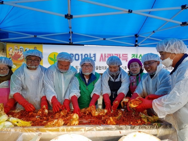 ▲ 광주시 광남동 새마을지도자협의회·부녀회 사랑의 김장담그기 (1)