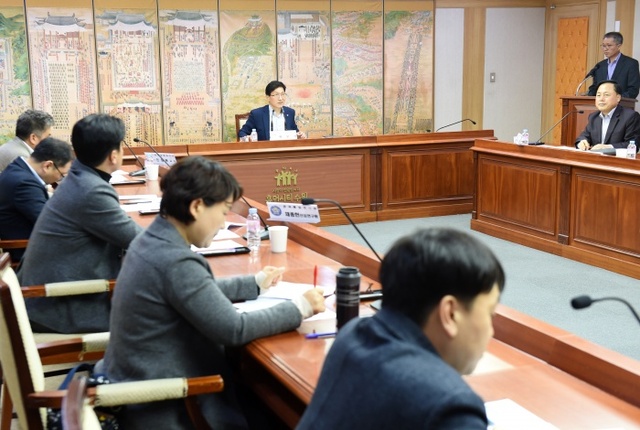 백운석 수원시 제2부시장이 8일 시청 상황실에서 ‘원도심 대중교통 전용지구 및 노면전차, 갈등영향분석용역 착수보고회’를 열고 방안을 모색하고 있다. 수원시제공