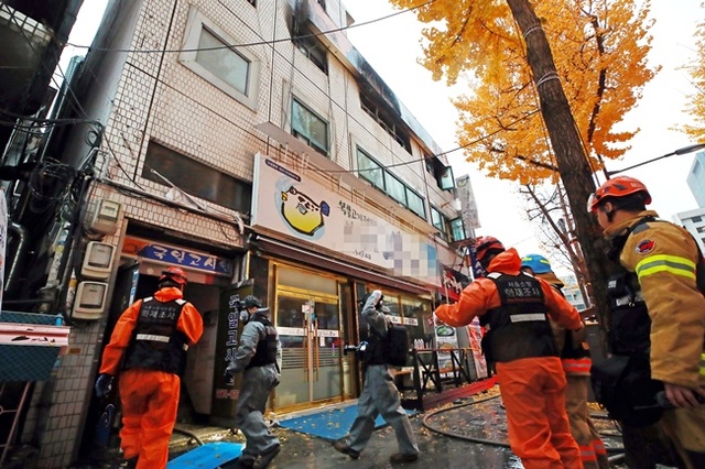 ▲ 9일 오전 화재가 발생한 서울 종로구 관수동의 한 고시원에서 소방 관계자들이 사고 수습을 하고 있다. 연합뉴스