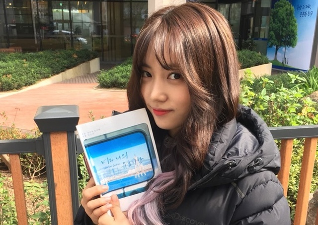 ▲ 다이아 주은이 '너와 나의 유효기간' 대본을 들고 있다. 다이아 공식 SNS