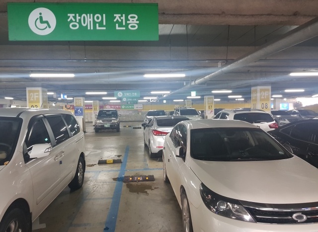 ▲ 안산의 한 대형마트 주차장 내 장애인 주차구역에 ‘장애인 주차표지’가 없는 차가 주차돼 있는 모습. 채태병기자