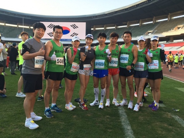 ▲ 창립 14년째를 맞이하는 고양지역의 중견 마라톤 클럽 ‘런조이 일산 마라톤클럽’ 회원들.런조이 일산클럽 제공