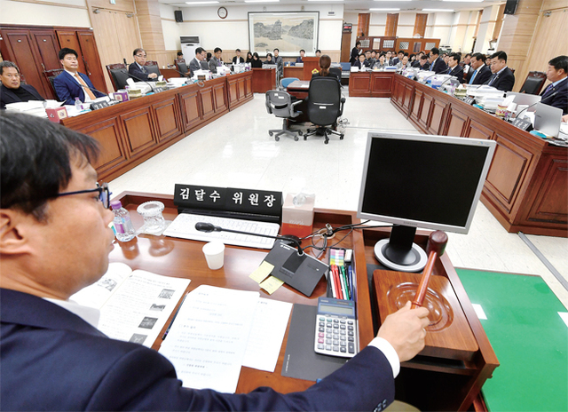 ▲ 경기도의회 행정사무감사 첫날인 12일 도의회 문화체육관광위원회의 문화체육관광국, 남한산성세계유산센터 등에 대한 행정감사에서 김달수 위원장이 시작을 알리는 의사봉을 두들기고 있다. 김시범기자