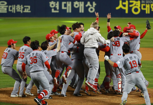 ▲ 12일 오후 서울 잠실야구장에서 열린 2018 프로야구 한국시리즈 두산 베어스와의 6차전 경기에서 승리하며 우승을 차지한 SK 와이번스 선수들이 마운드 위에서 승리를 기뻐하고 있다. 연합뉴스