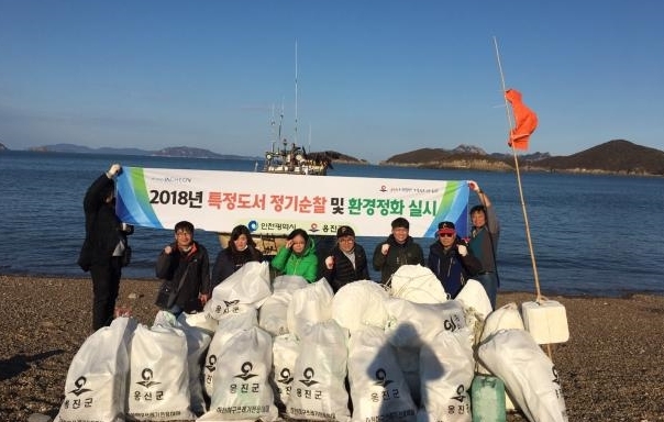 ▲ 옹진군은 최근 덕적도 인근의 특정도서인 토끼섬, 부도 등을 방문해 약 1t의 쓰레기를 수거하는 환경정화 활동을 벌였다. 옹진군 제공