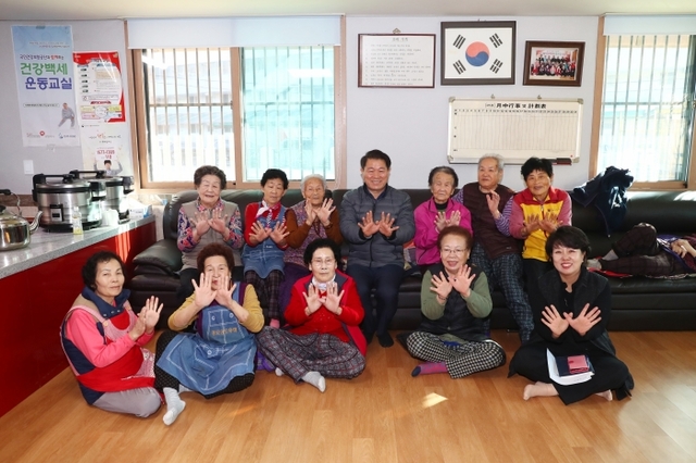 ▲ 박승원 광명시장이 소하2동 오리경로당을 방문해 어르신들의 건의사항을 청취한 뒤 기념촬영을 하고 있다. 광명시 제공