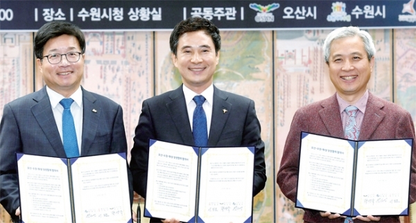 13일 수원시청 상황실에서 열린 오산ㆍ수원ㆍ화성 공동번영을 위한 ‘산수화 상생협약식’에서 (왼쪽부터)  염태영 수원시장, 서철모 화성시장, 곽상욱 오산시장이 협약서에 서명 후 기념촬영을 하고 있다.전형민기자