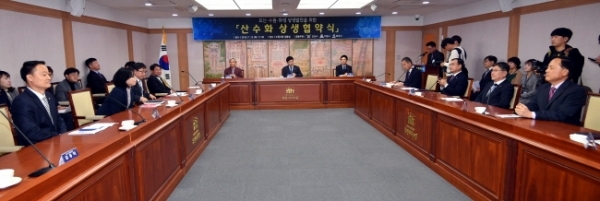 13일 수원시청 상황실에서 열린 오산ㆍ수원ㆍ화성 공동번영을 위한 ‘산수화 상생협약식’에서 염태영 수원시장이 인사말을 하고 있다.전형민기자