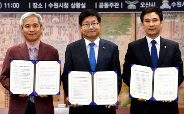 13일 수원시청 상황실에서 열린 오산ㆍ수원ㆍ화성 공동번영을 위한 ‘산수화 상생협약식’에서 (왼쪽부터) 곽상욱 오산시장, 염태영 수원시장, 서철모 화성시장이 협약서에 서명 후 기념촬영을 하고 있다.전형민기자