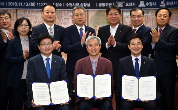 13일 수원시청 상황실에서 열린 오산ㆍ수원ㆍ화성 공동번영을 위한 ‘산수화 상생협약식’에서 (왼쪽부터)  염태영 수원시장, 곽상욱 오산시장, 서철모 화성시장이 협약서에 서명 후 참석자들과 기념촬영을 하고 있다.전형민기자