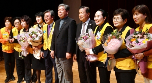 13일 수원시 장안구민회관 한누리아트홀에서 열린 대한적십자사 창립 113주년 기념 ‘2018년도 경기도지사 연차대회’에서 대한적십자사 경기도지사 김훈동 회장과 송한준 경기도의회 의장이 적십자사 봉사원 등 참석자들과 기념촬영을 하고 있다.전형민기자