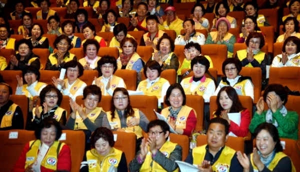 13일 수원시 장안구민회관 한누리아트홀에서 열린 대한적십자사 창립 113주년 기념 ‘2018년도 경기도지사 연차대회’에서 대한적십자사 경기도지사 봉사원 등 참석자들이 박수를 치고 있다.전형민기자