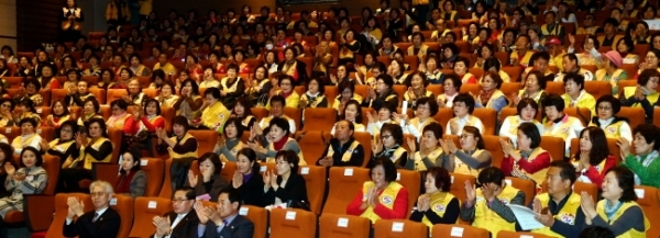 13일 수원시 장안구민회관 한누리아트홀에서 열린 대한적십자사 창립 113주년 기념 ‘2018년도 경기도지사 연차대회’에서 대한적십자사 경기도지사 봉사원 등 참석자들이 박수를 치고 있다.전형민기자