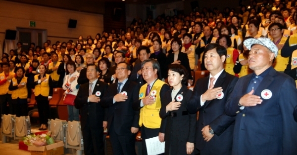 13일 수원시 장안구민회관 한누리아트홀에서 열린 대한적십자사 창립 113주년 기념 ‘2018년도 경기도지사 연차대회’에서 대한적십자사 경기도지사 김훈동 회장, 윤신일 부회장, 홍보대사인 이만수 전 야구감독, 가수 김흥국 등 참석자들이 국민의례를 하고 있다.전형민기자