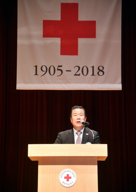 13일 수원시 장안구민회관 한누리아트홀에서 열린 대한적십자사 창립 113주년 기념 ‘2018년도 경기도지사 연차대회’에서 대한적십자사 경기도지사 김훈동 회장이 인사말을 하고 있다.전형민기자