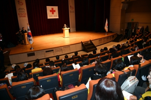 13일 수원시 장안구민회관 한누리아트홀에서 열린 대한적십자사 창립 113주년 기념 ‘2018년도 경기도지사 연차대회’에서 대한적십자사 경기도지사 김훈동 회장이 인사말을 하고 있다.전형민기자