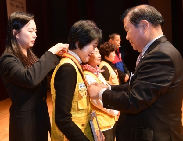 13일 수원시 장안구민회관 한누리아트홀에서 열린 대한적십자사 창립 113주년 기념 ‘2018년도 경기도지사 연차대회’에서 대한적십자사 경기도지사 김훈동 회장이 정부포상, 적십자 봉사장 등 유공자에 대한 표창을 하고 있다.전형민기자