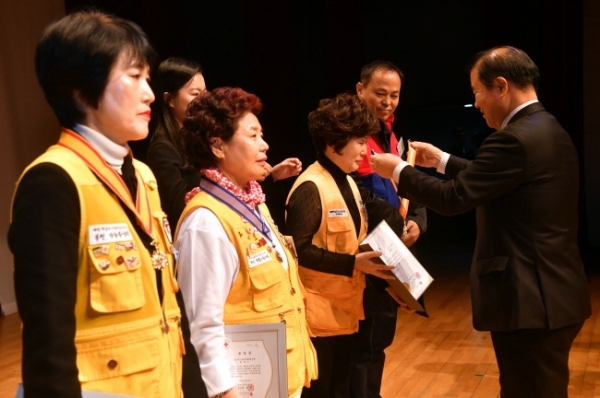 13일 수원시 장안구민회관 한누리아트홀에서 열린 대한적십자사 창립 113주년 기념 ‘2018년도 경기도지사 연차대회’에서 대한적십자사 경기도지사 김훈동 회장이 정부포상, 적십자 봉사장 등 유공자에 대한 표창을 하고 있다.전형민기자