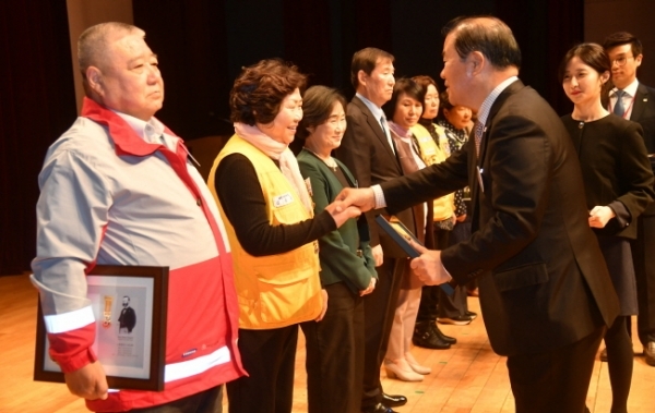 13일 수원시 장안구민회관 한누리아트홀에서 열린 대한적십자사 창립 113주년 기념 ‘2018년도 경기도지사 연차대회’에서 대한적십자사 경기도지사 김훈동 회장이 정부포상, 적십자 봉사장 등 유공자에 대한 표창을 하고 있다.전형민기자