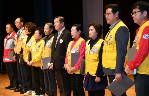 13일 수원시 장안구민회관 한누리아트홀에서 열린 대한적십자사 창립 113주년 기념 ‘2018년도 경기도지사 연차대회’에서 대한적십자사 경기도지사 김훈동 회장이 정부포상, 적십자 봉사장 등 유공자에 대한 표창 후 기념촬영을 하고 있다.전형민기자