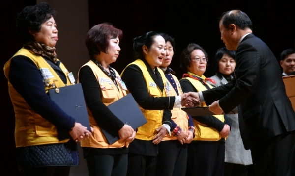 13일 수원시 장안구민회관 한누리아트홀에서 열린 대한적십자사 창립 113주년 기념 ‘2018년도 경기도지사 연차대회’에서 대한적십자사 경기도지사 김훈동 회장이 정부포상, 적십자 봉사장 등 유공자에 대한 표창을 하고 있다.전형민기자