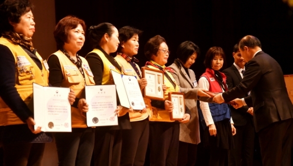 13일 수원시 장안구민회관 한누리아트홀에서 열린 대한적십자사 창립 113주년 기념 ‘2018년도 경기도지사 연차대회’에서 대한적십자사 경기도지사 김훈동 회장이 정부포상, 적십자 봉사장 등 유공자에 대한 표창을 하고 있다.전형민기자