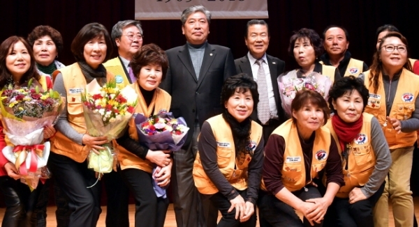 13일 수원시 장안구민회관 한누리아트홀에서 열린 대한적십자사 창립 113주년 기념 ‘2018년도 경기도지사 연차대회’에서 대한적십자사 경기도지사 김훈동 회장과 송한준 경기도의회 의장이 적십자사 봉사원 등 참석자들과 기념촬영을 하고 있다.전형민기자